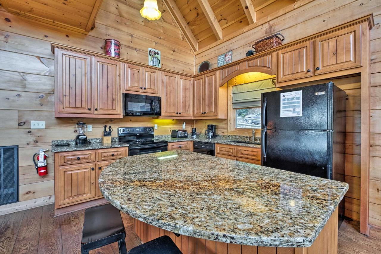 Pigeon Forge Cabin With Brand New Hot Tub And Views! Villa Sevierville Bagian luar foto